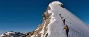 تاکتیکهای صعود در کوهنوردی 5 alpine climbing mountaineering 768x319 1