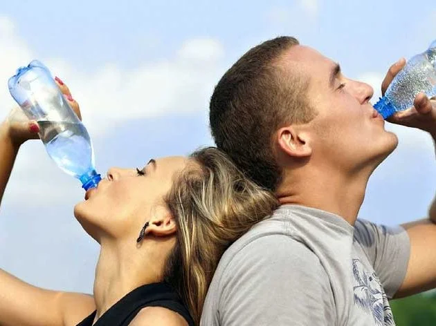 آیا جوشاندن آب آن را قابل آشامیدن میکند؟ 1 جوشاندن آب