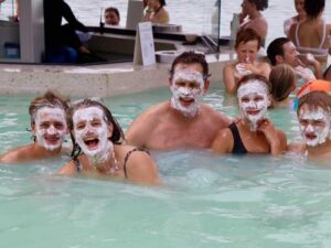 جنبه های درمانی شنا در چشمه های آب گرم ایسلند