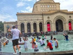 جشن آب ارمنستان ؛ تلفیقی از تاریخ، فرهنگ و شادی 2 میدان جمهوری ارمنستان